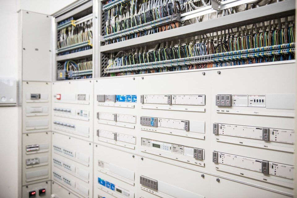 Rickli Elektro GmbH – eine Schaltanlage mit elektronischen Displays und geordneten Kabelbahnen