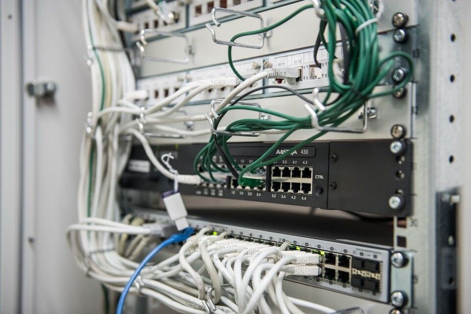 Rickli Elektro GmbH – ein geöffneter Serverschrank