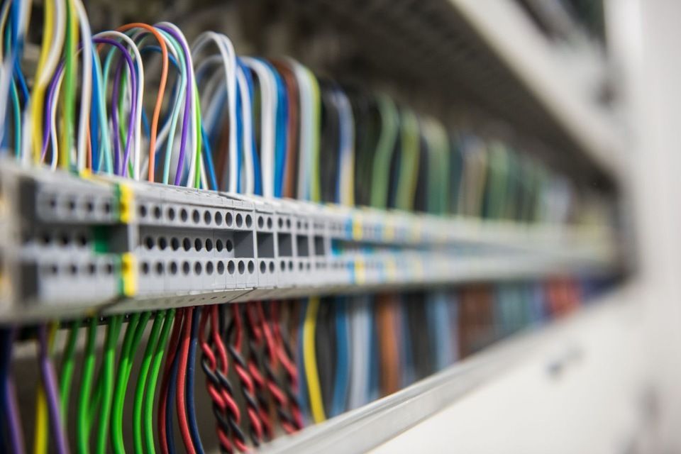 Rickli Elektro GmbH – farbige Kabel in geordneter Reihe in einem Schaltschrank