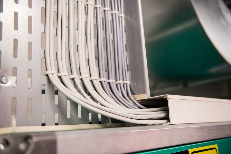 Rickli Elektro GmbH – Stromkabel verschwinden mit gekonntem Kabelmanagement in einer Fussleiste