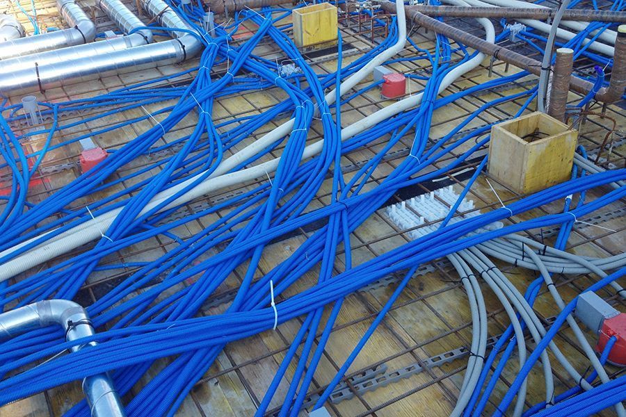 Rickli Elektro GmbH – blaue Kabel werden im Rahmen einer Modernisierung verlegt