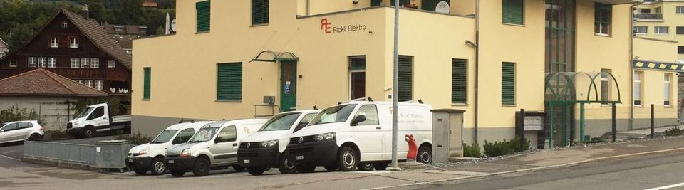 Rickli Elektro GmbH – das Firmengebäude mit Fuhrpark