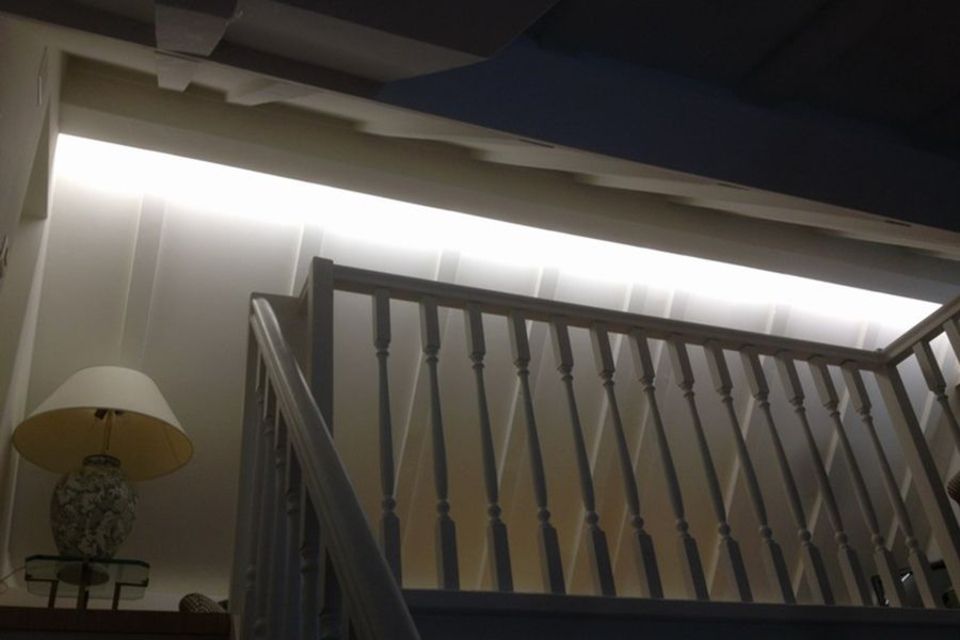 Rickli Elektro GmbH – eine formschlüssige Lichtleiste unter einer Dachschräge sorgt für grossräumige Beleuchtung