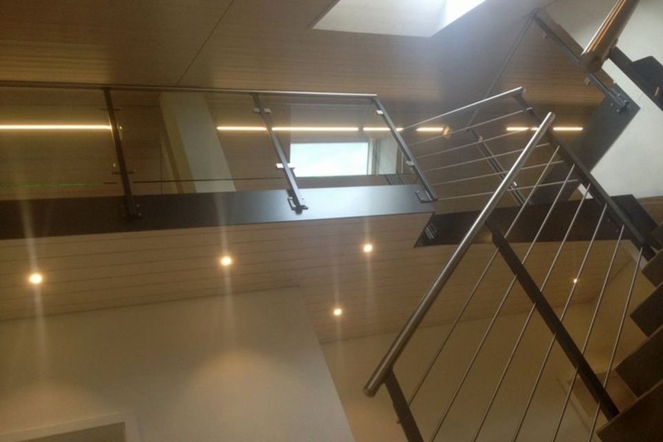 Rickli Elektro GmbH – elegante Deckenbeleuchtung in einem modernen Neubau