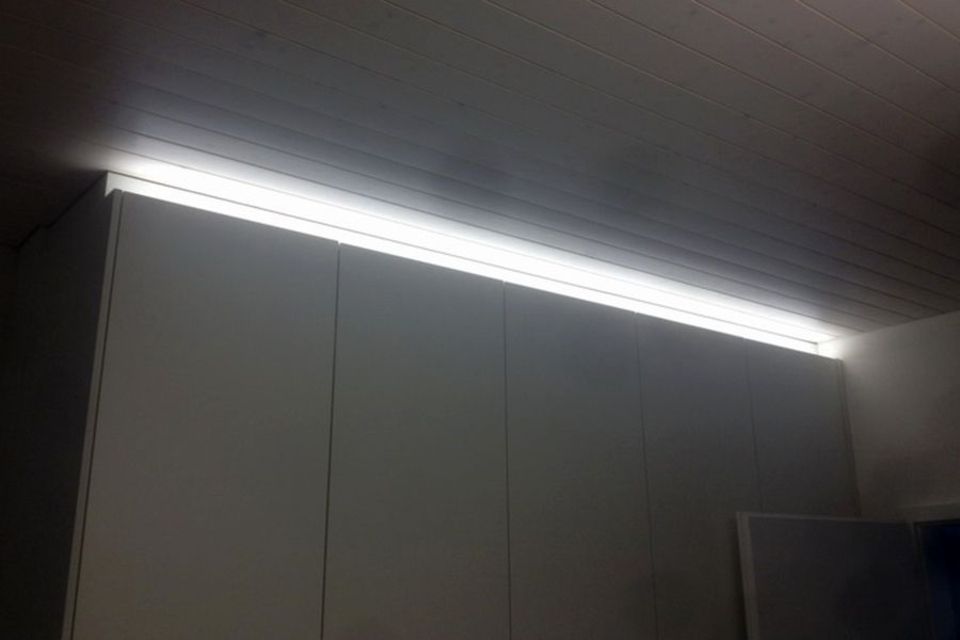 Rickli Elektro GmbH – Lichtleiste über Küchentheke setzt einen eleganten Akzent
