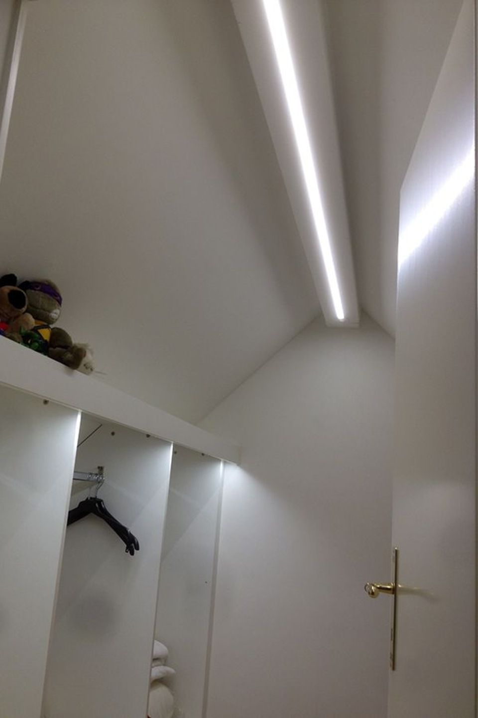 Rickli Elektro GmbH – eine Deckenlampe spendet Licht in einem Dachgeschoss