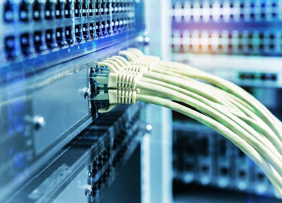 Rickli Elektro GmbH – Netzwerkkabel an einem Serverschrank