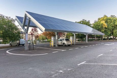 Rickli Elektro GmbH – Überdachte E-Ladestation mit Solarpaneelen