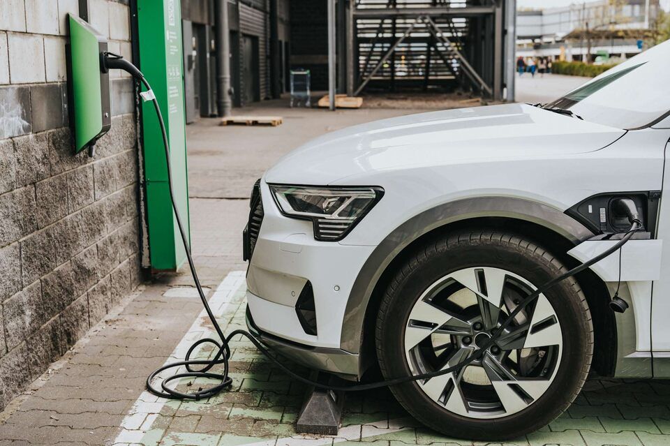 Rickli Elektro GmbH – ein Elektroauto wird an einer E-Ladestation aufgeladen