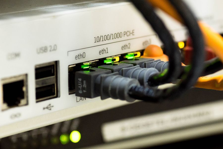 Rickli Elektro GmbH – ein Router mit verbundenen Netzwerkkabeln