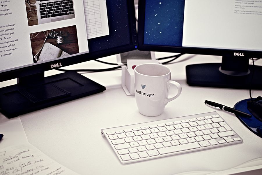 Rickli Elektro GmbH – ein moderner Büroschreibtisch in einem Unternehmen