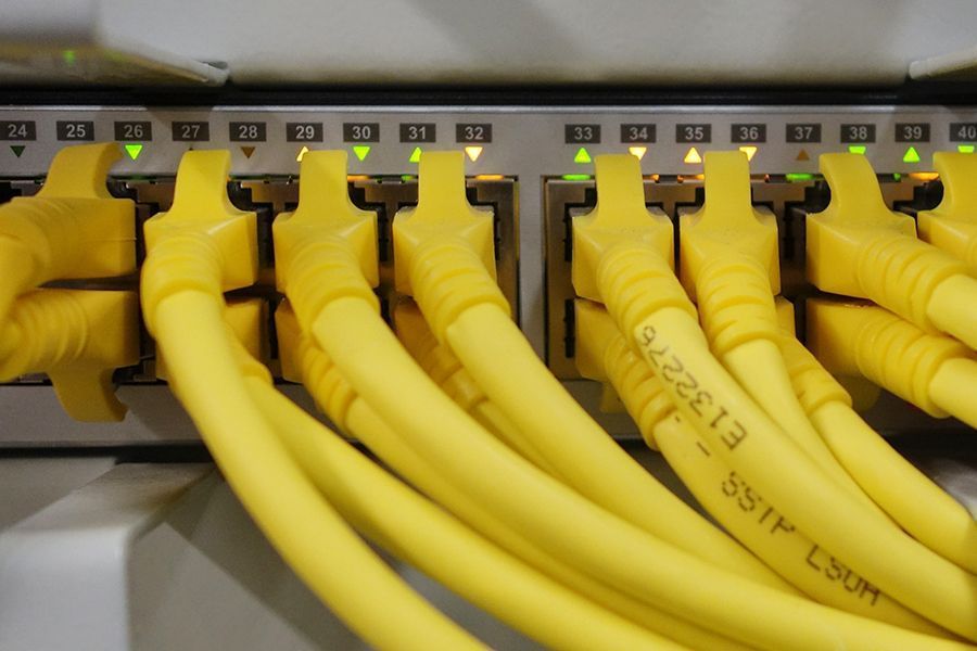 Rickli Elektro GmbH – Netzwerkkabel in einem Serverschrank