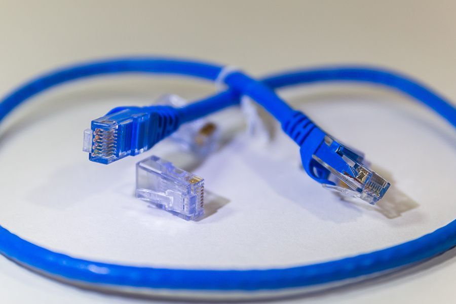 Rickli Elektro GmbH – ein blaues Netzwerkkabel in der Nahaufnahme