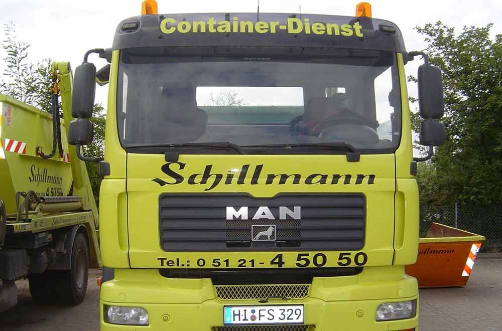 Ein gelber Mann Container-Dienst LKW steht auf einem Parkplatz