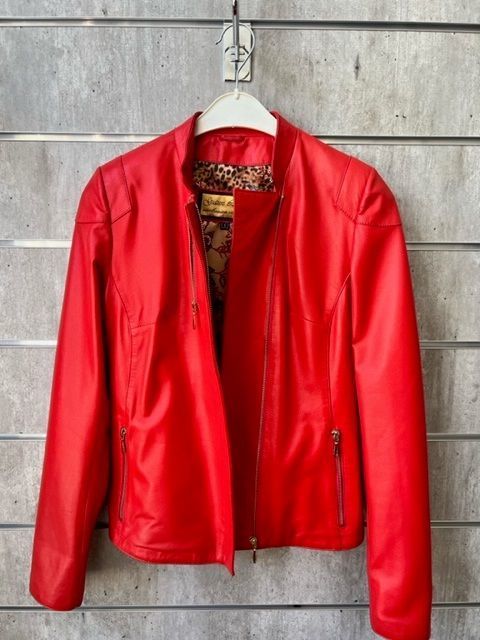 veste en cuir rouge