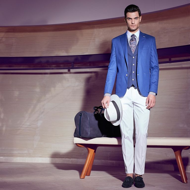 Homme en costume et chapeau