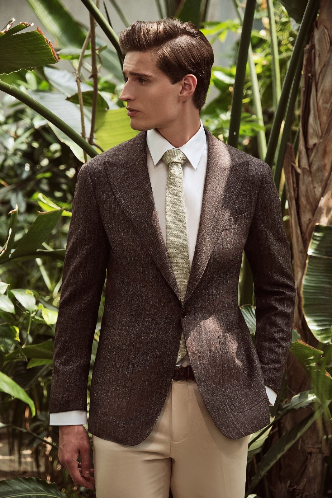 Costume marron et beige avec cravate