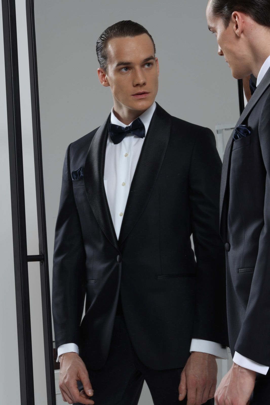 Costume noir avec nœud papillon