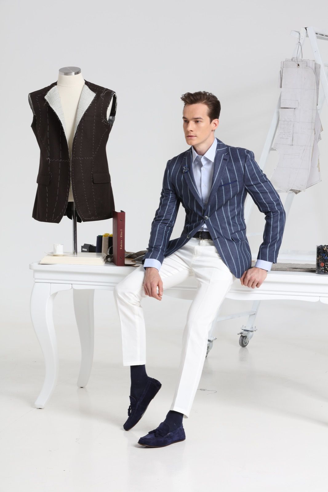 Veste de costume bleu et pantalon blanc
