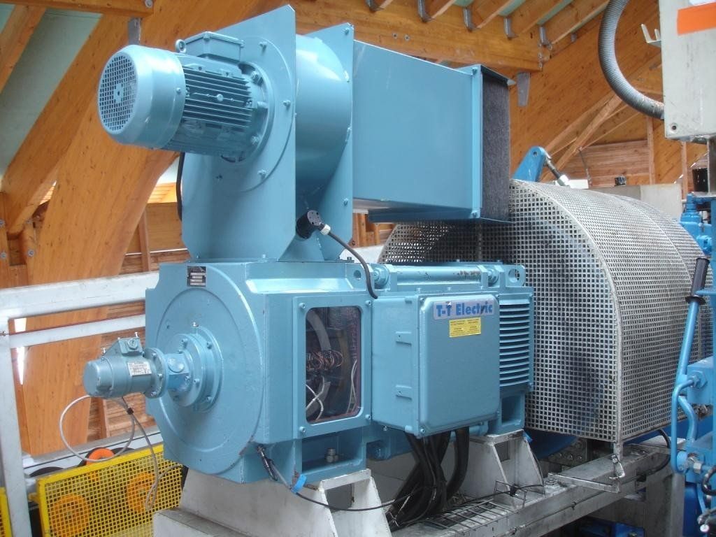 Exemple d'un moteur électrique à courant continu bleu claircomposé de deux blocs l'un sur l'autre