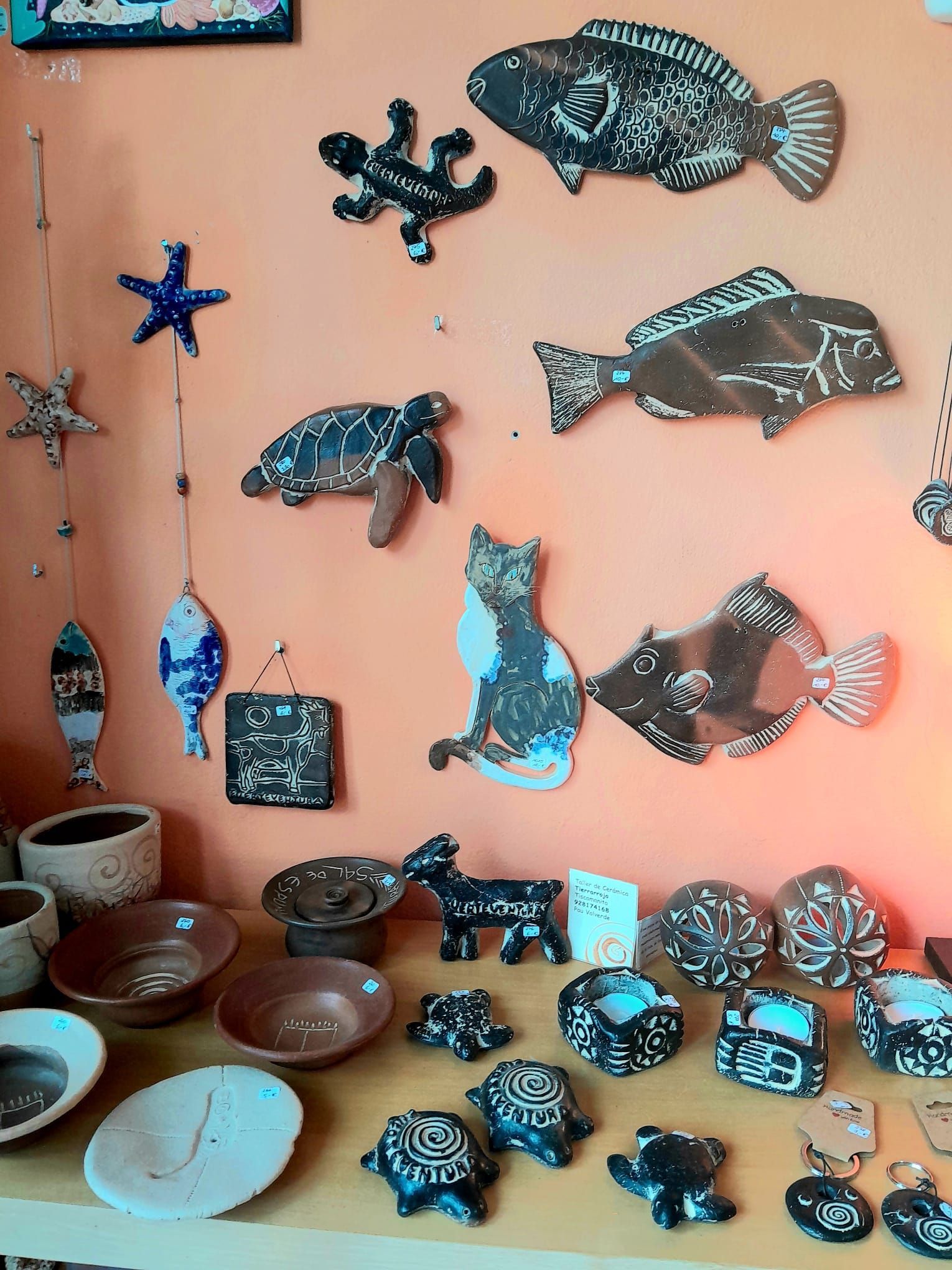 Un banco de madera frente a una pared con cuadros.