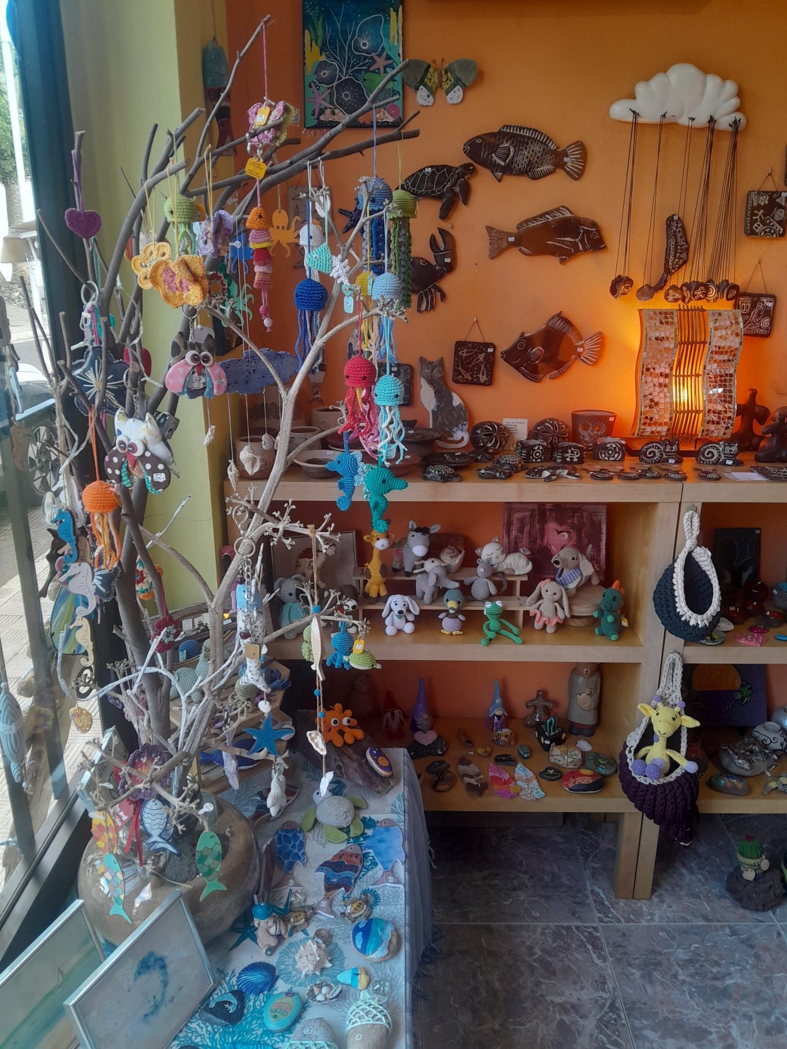 Una tienda llena de muchas decoraciones, incluido un árbol.