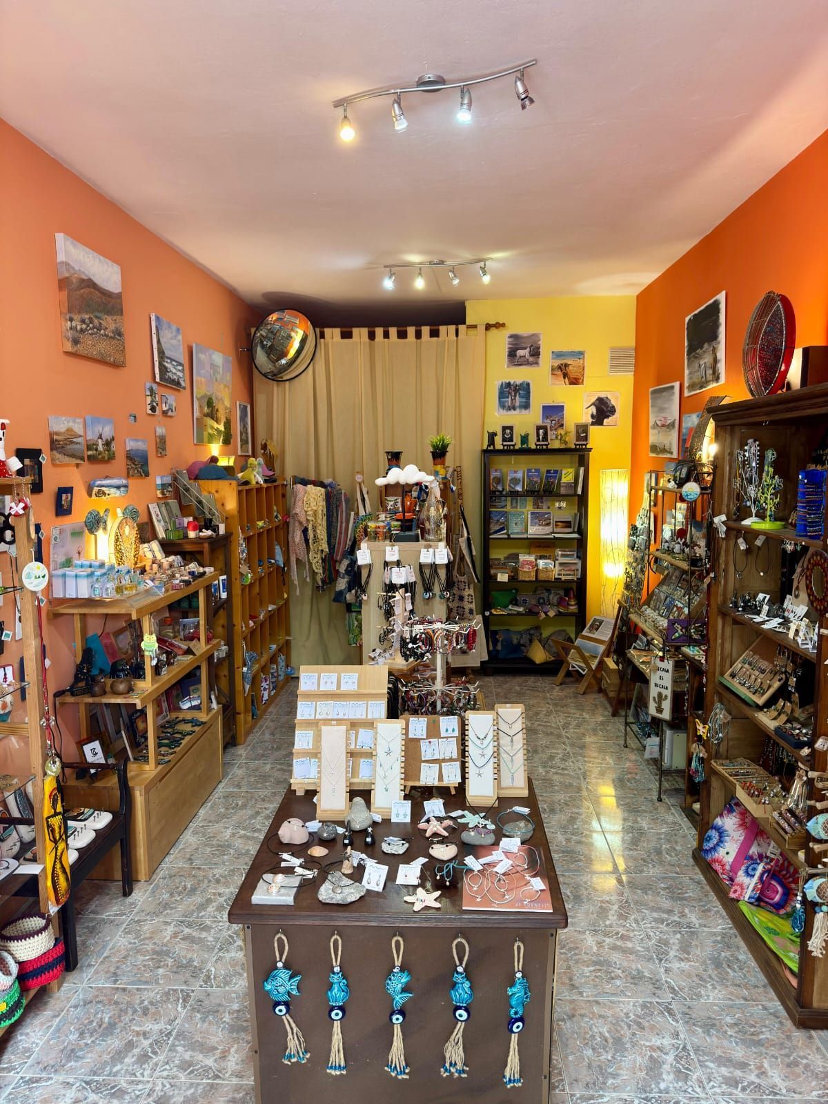 Una tienda llena de joyas y decoraciones.