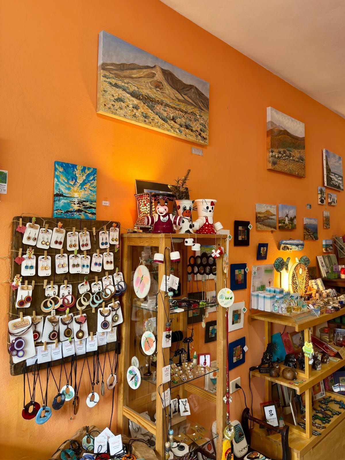 Una tienda llena de muchas decoraciones, incluido un árbol.