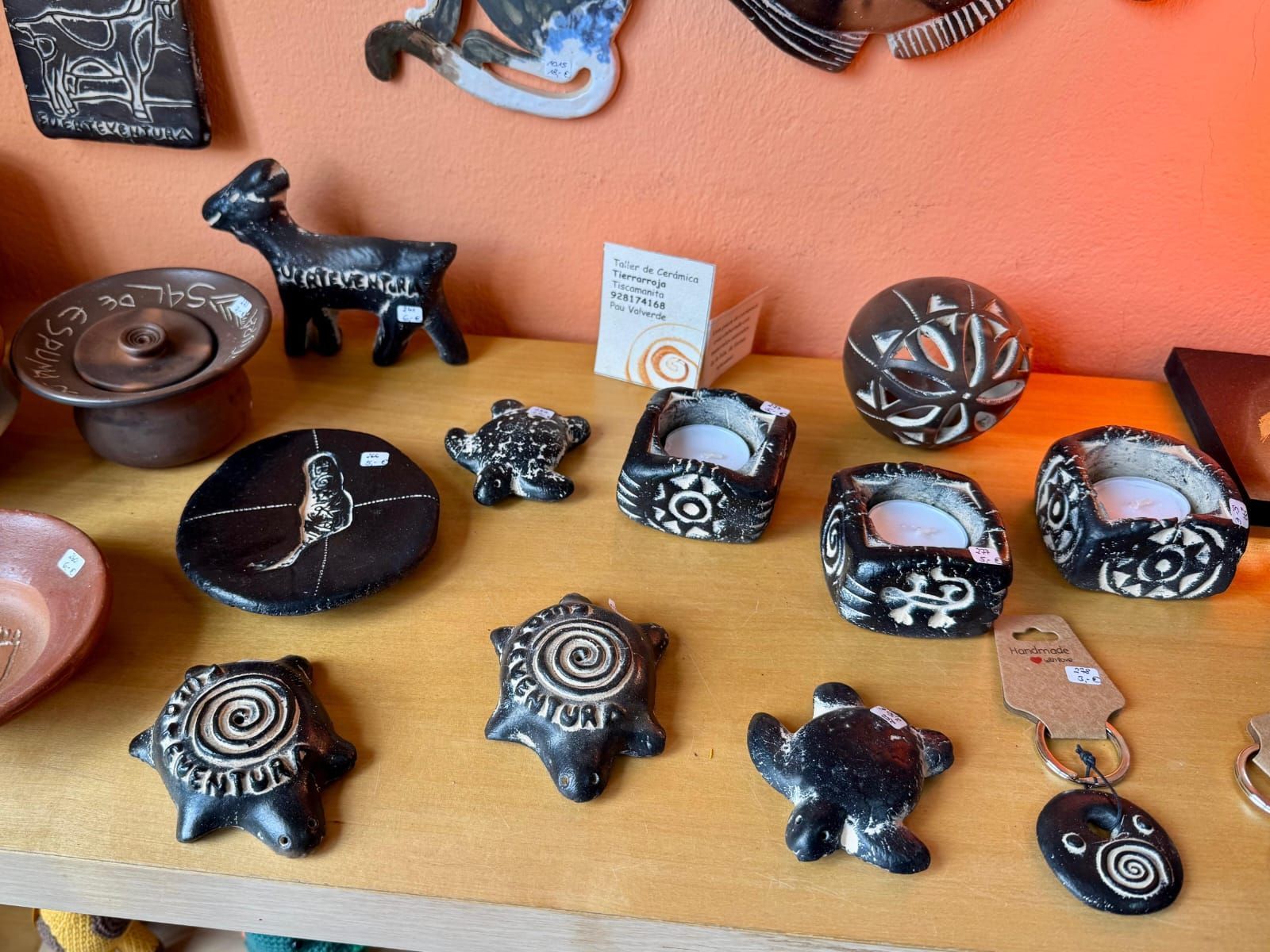 Una mesa llena de muchos pendientes y collares.