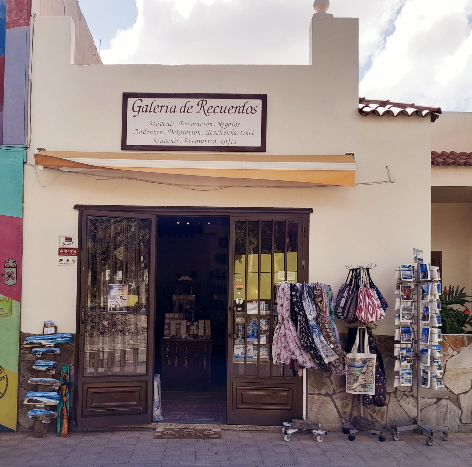 Un montón de bolsas están colgadas en un estante en una habitación.
