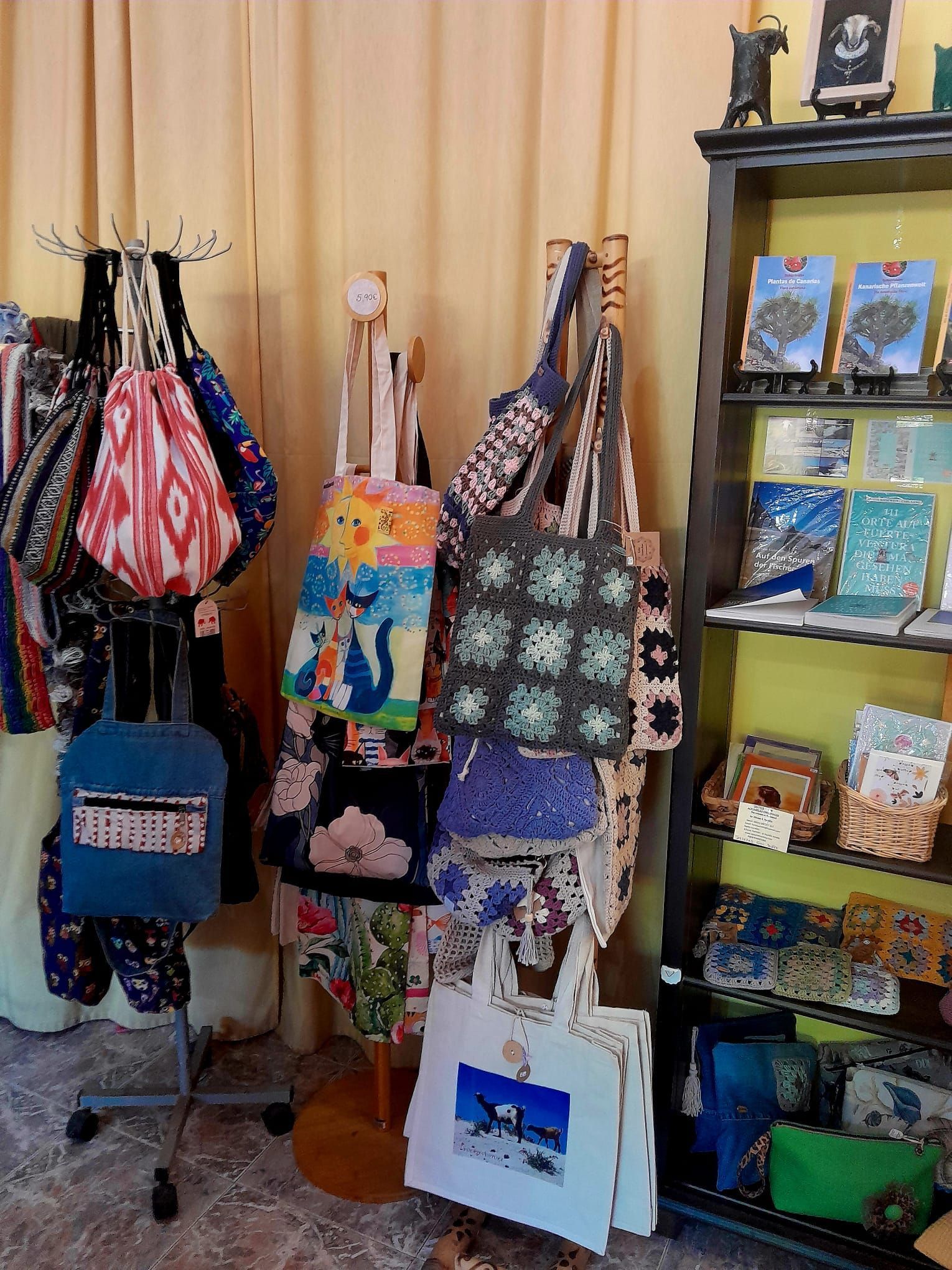 Un montón de bolsas están colgadas en un estante en una habitación.