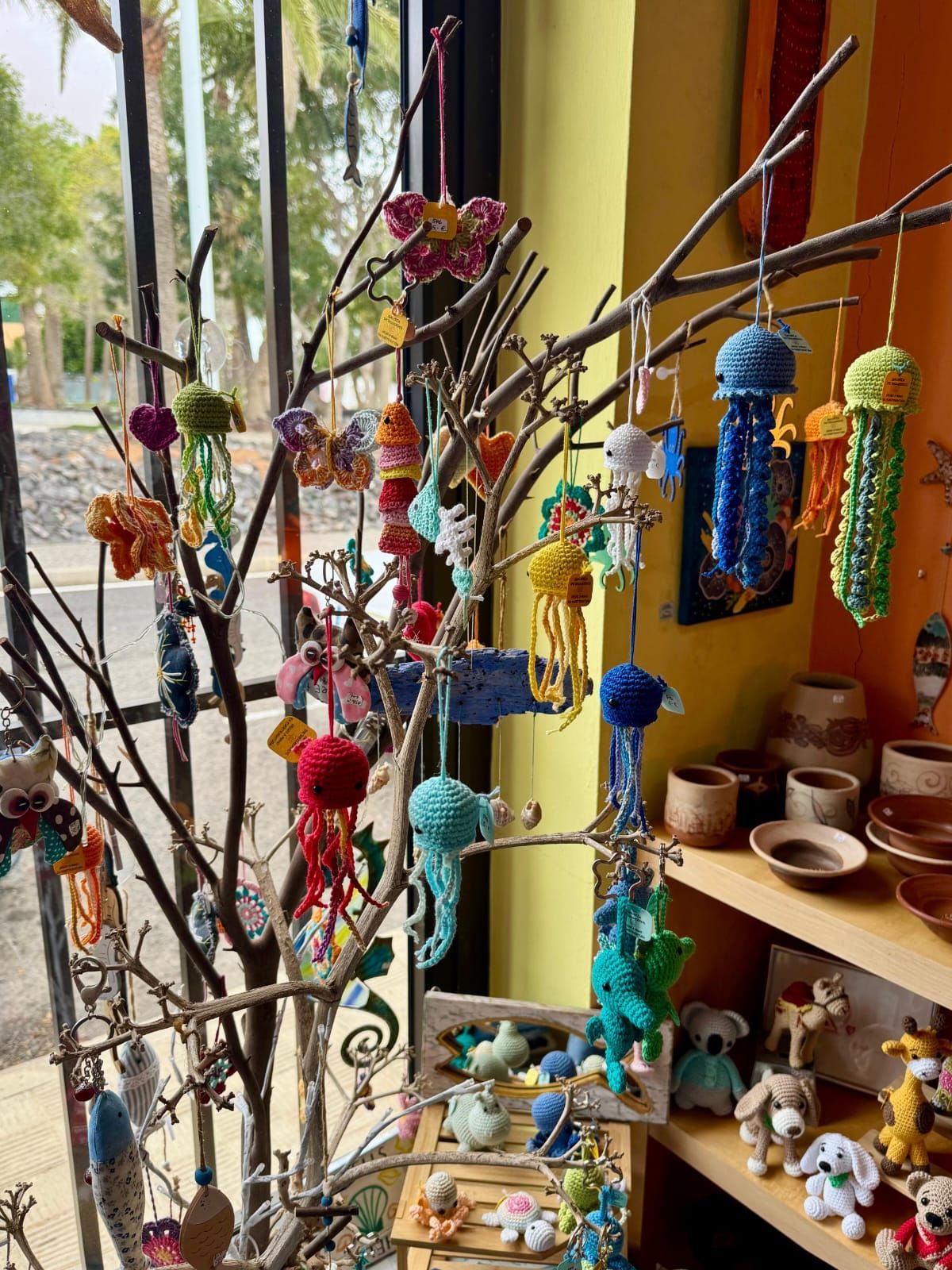 Un montón de bolsas están colgadas en un estante en una habitación.