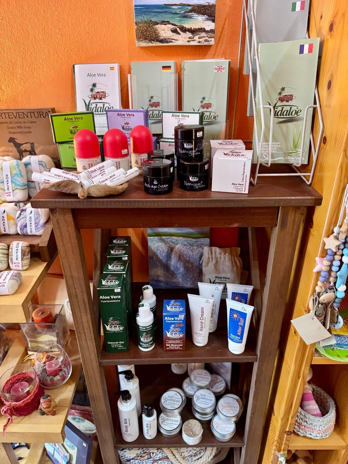 Una mesa llena de muchos jabones y velas.