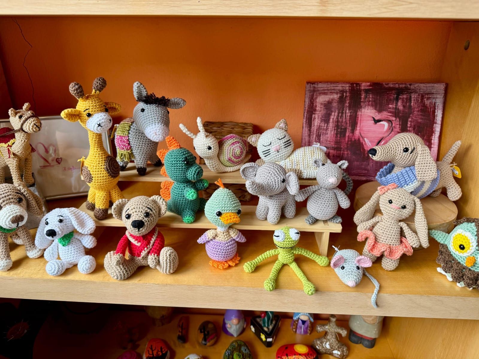 Una exhibición de aretes y collares colgados en una pared.