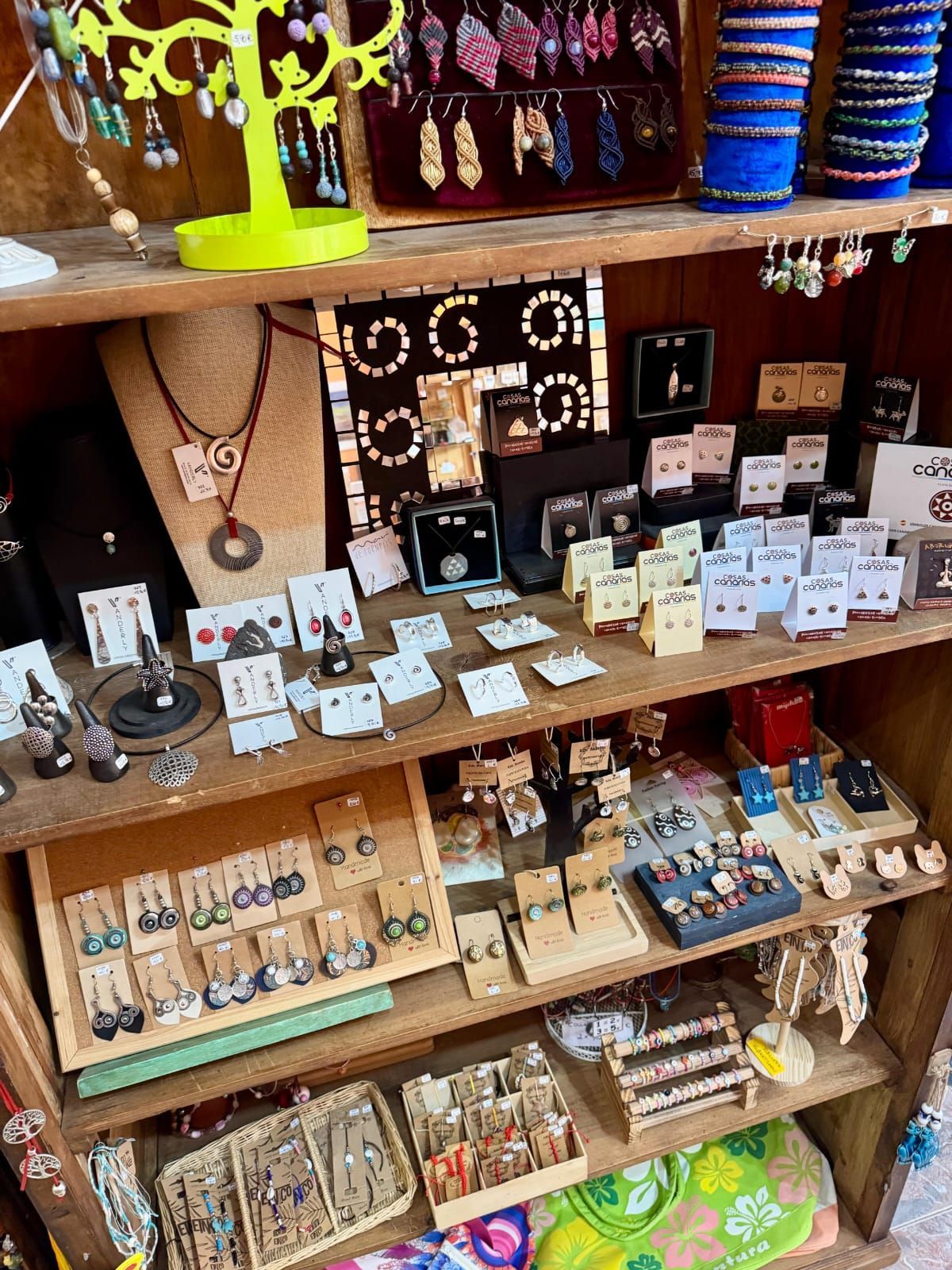 Un banco de madera frente a una pared con cuadros.