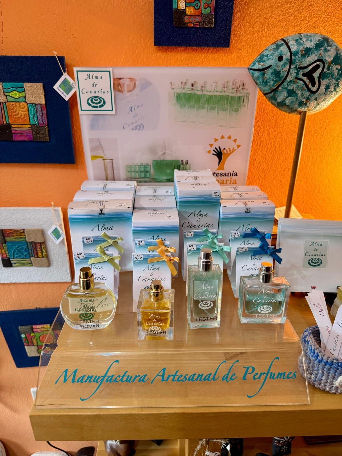 Una exposición de frascos de perfume sobre una mesa en una habitación.