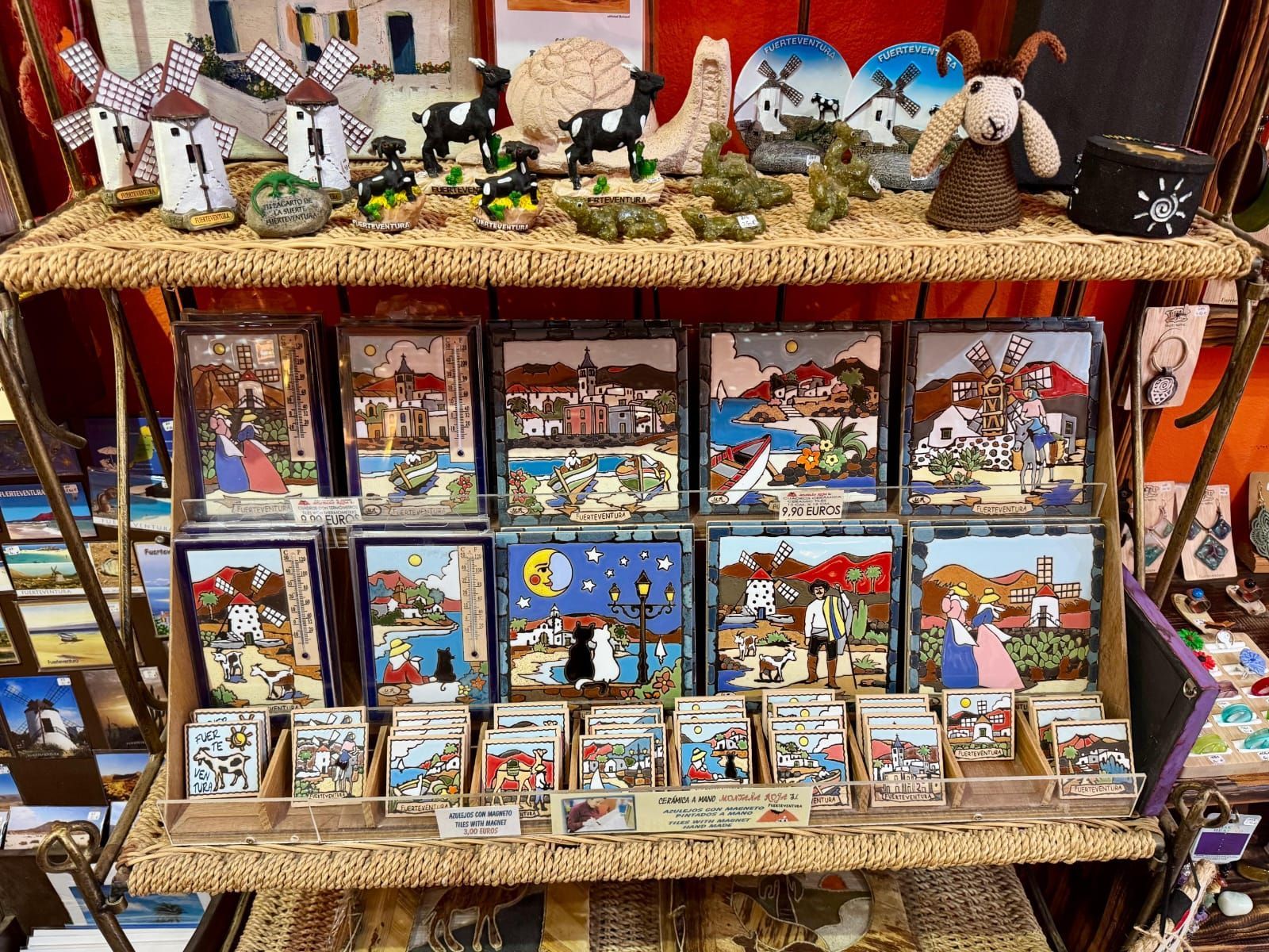 Una tienda llena de muchos recuerdos y pinturas.