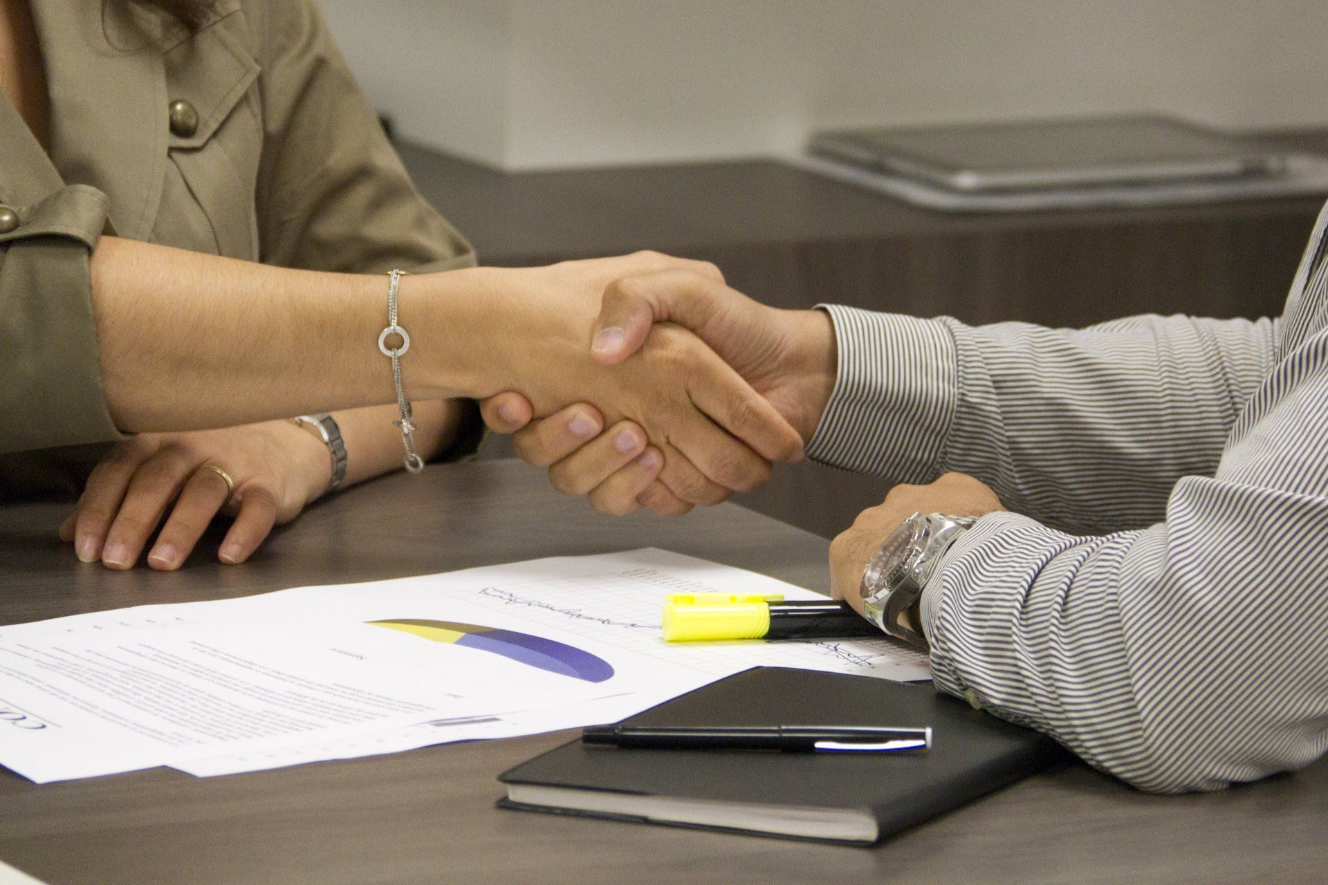 Une poignet de main entre deux personnes.