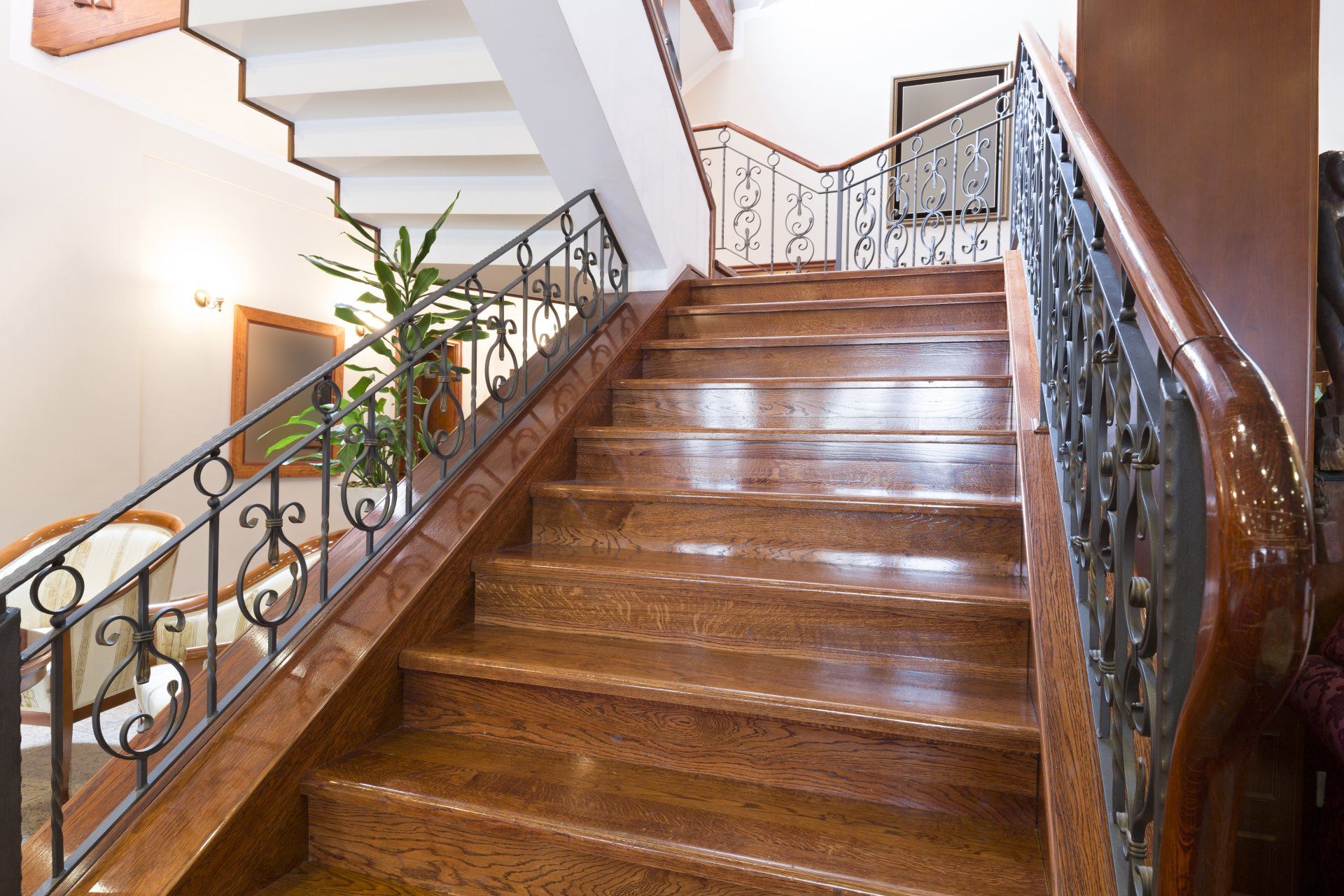 Un escalier en bois brillant.