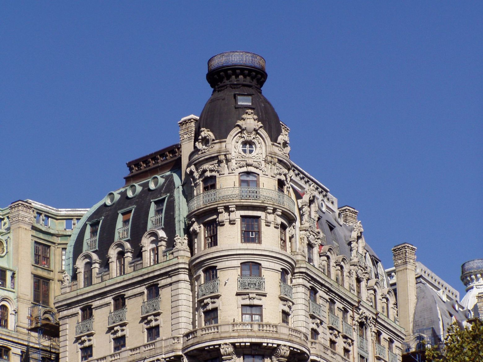 Toit d'un très grand immeuble dans Paris.