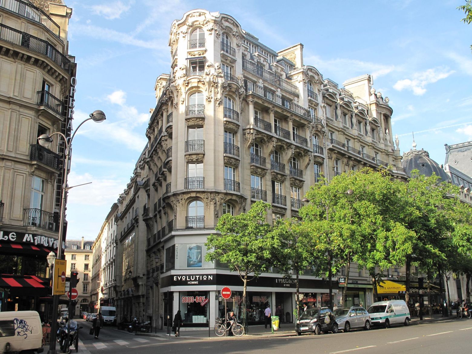 Angle d'une rue avec de grands immeubles dans Paris.