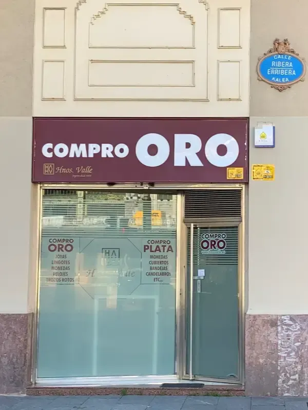 Fachada de tienda con un letrero granate que dice 