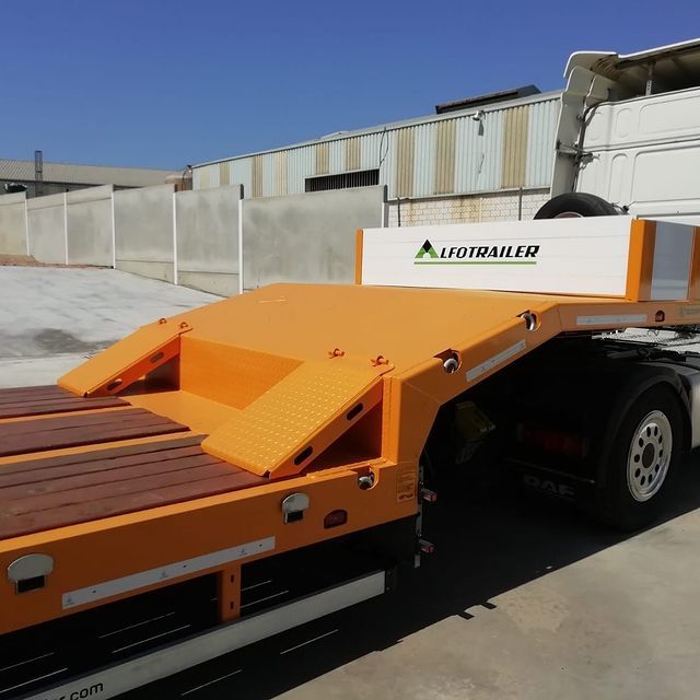 Un remolque de plataforma baja con un cartel que dice alfortrailer