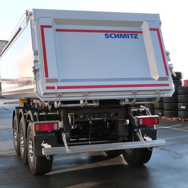 Un camión volquete Schmitz está estacionado en un estacionamiento.