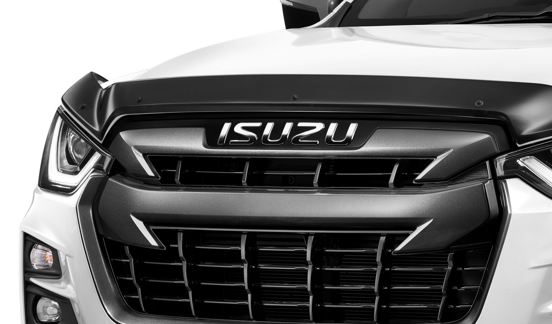 Un primer plano de la parrilla delantera de un camión Isuzu blanco.