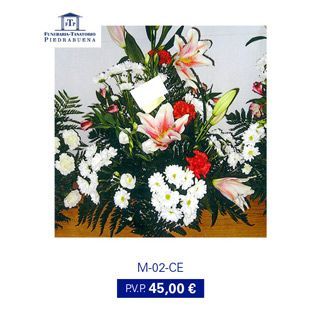 Arreglo floral con flores blancas, rosas y rojas, probablemente para un homenaje. Se presenta en un jarrón sobre una superficie de madera, con un precio de 45,00 €.