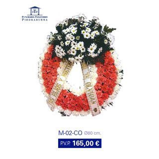 Corona funeraria de flores rojas y blancas con racimo superior de flores blancas y banderín de cinta, con un precio de 165,00€.