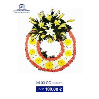 Corona floral con flores blancas, amarillas y naranjas. Es una corona funeraria y su precio es de 180,00 €.