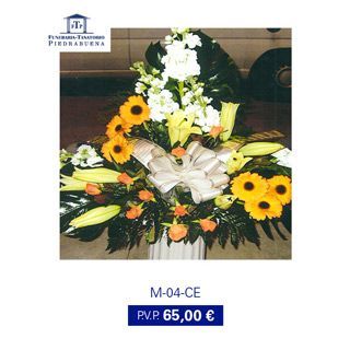 Arreglo floral para funeral con flores blancas, amarillas y naranjas. Precio: 65,00 €.
