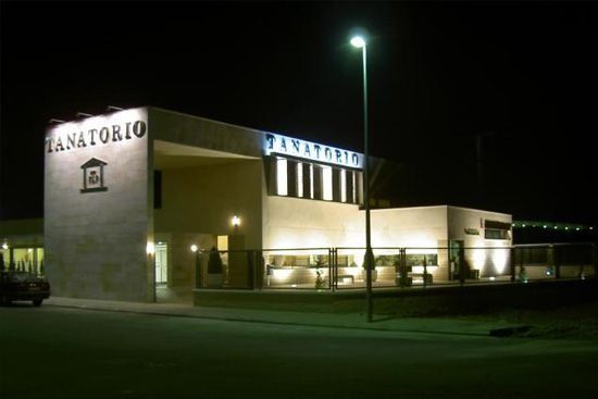 Un edificio con la palabra canatorio en él por la noche.